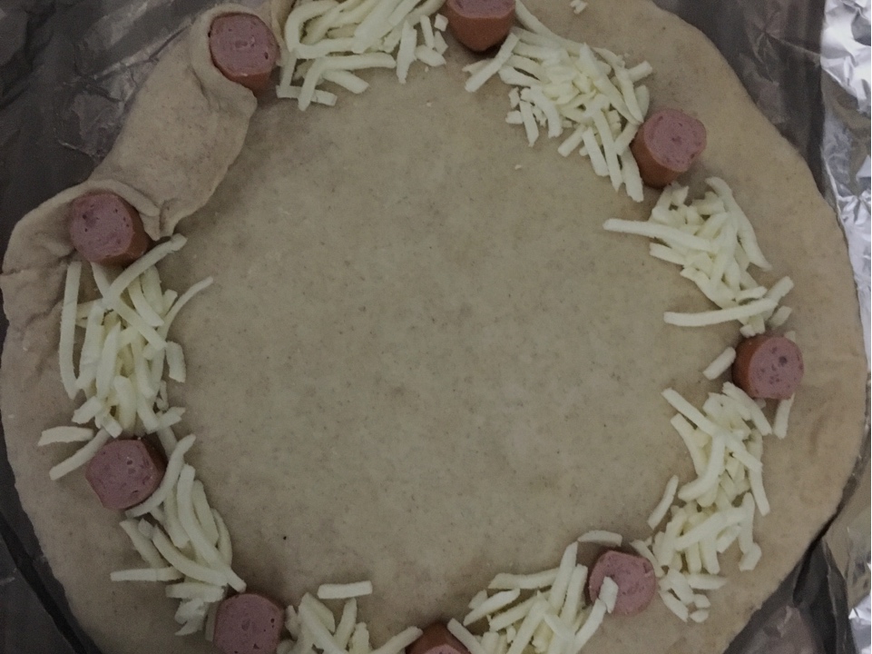 芝心腸仔花邊披薩的做法 步骤1