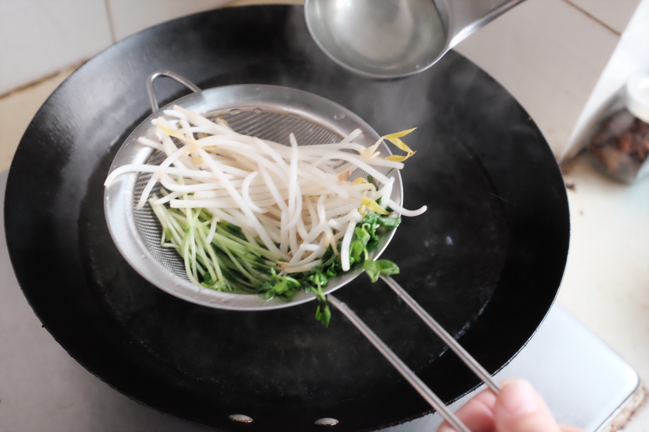 《俠飯》的蘿卜苗豆芽拌韓國海苔的做法 步骤2
