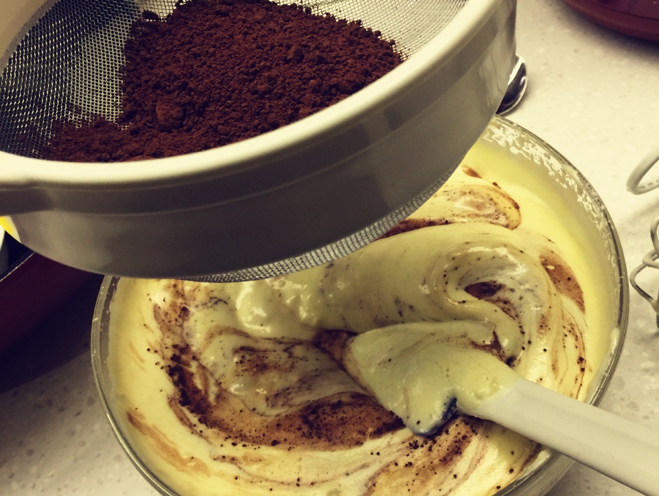 8寸【海綿蛋糕】基本制作方法-之巧克力版-的做法 步骤7