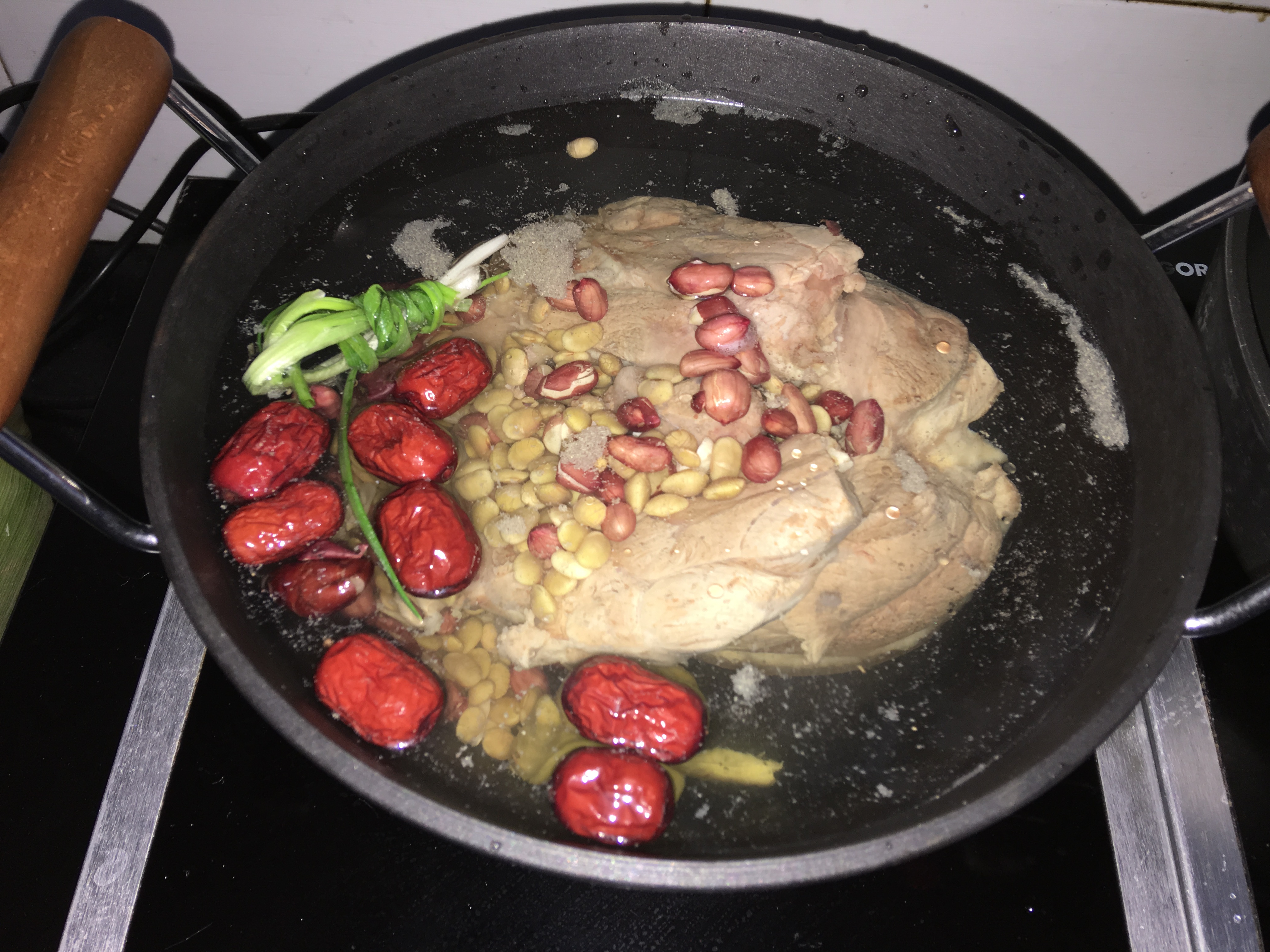 黃豆花生玉米蹄髈湯的做法 步骤3