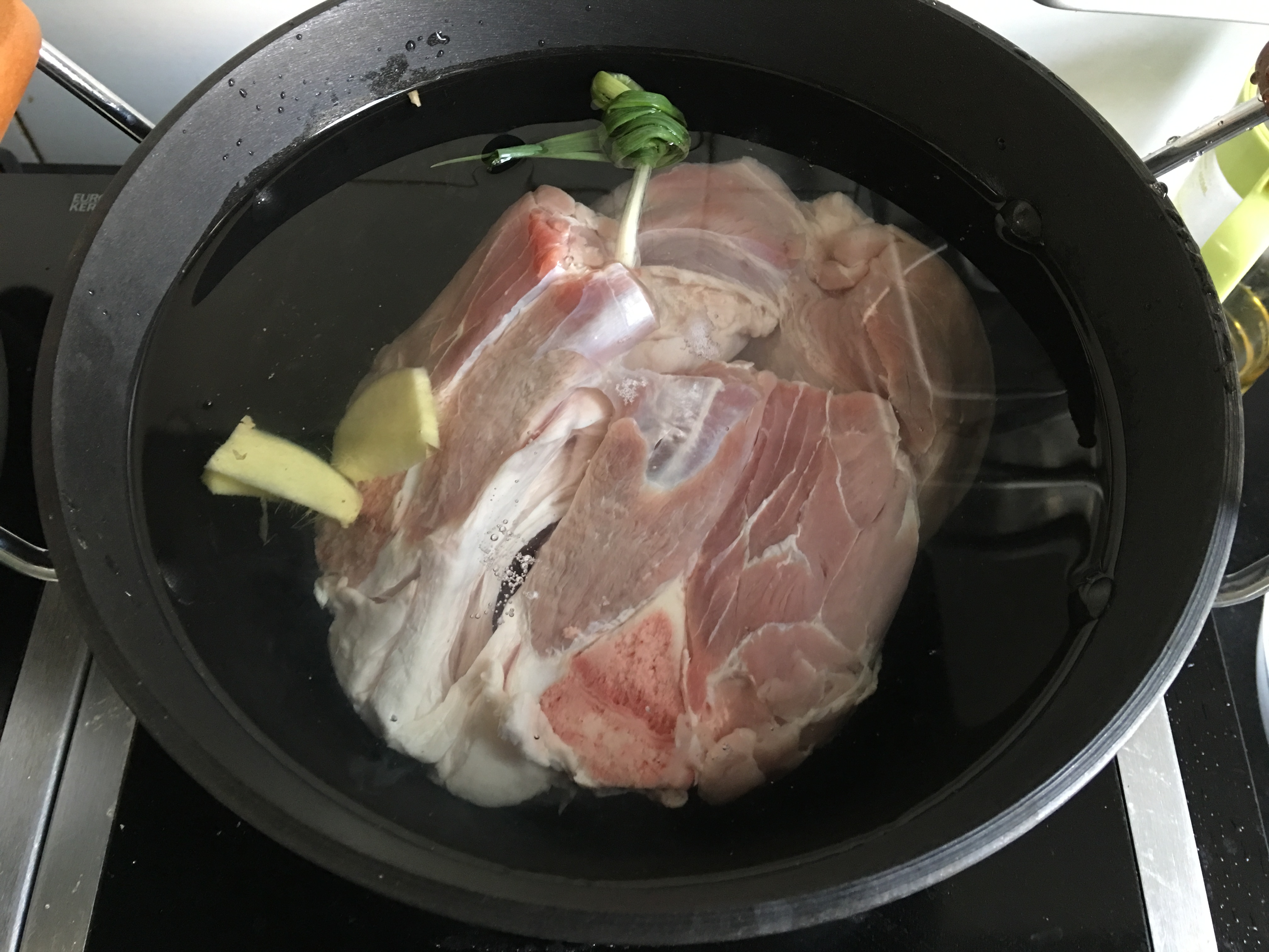 黃豆花生玉米蹄髈湯的做法 步骤2