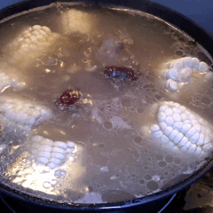 黃豆花生玉米蹄髈湯的做法 步骤4