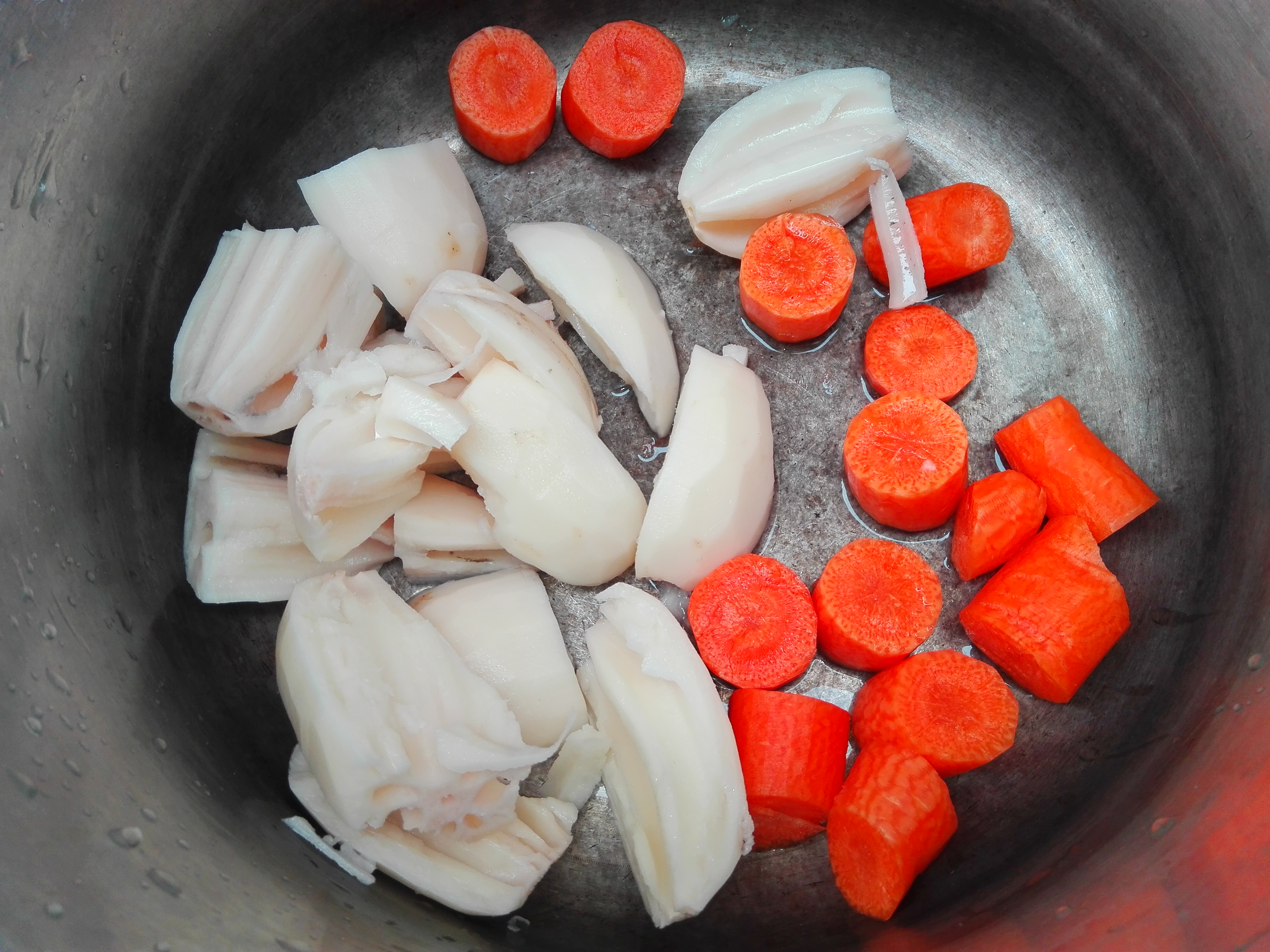 蘿卜蓮藕豬骨湯（高壓鍋版）的做法 步骤1