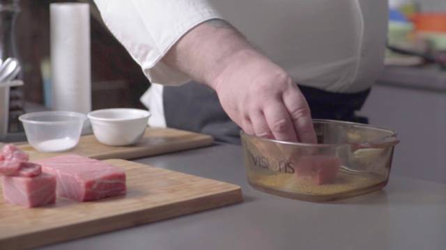 金槍魚腩配鱘魚子醬的做法 步骤3