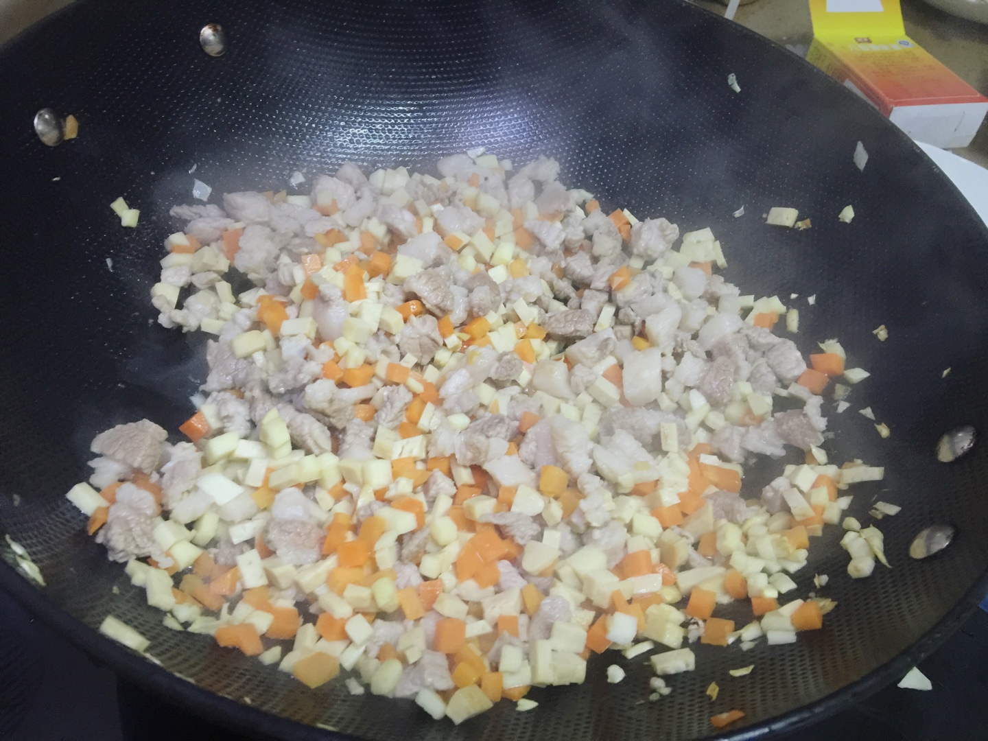 超下飯的辣子肉丁炒醬丁的做法 步骤3