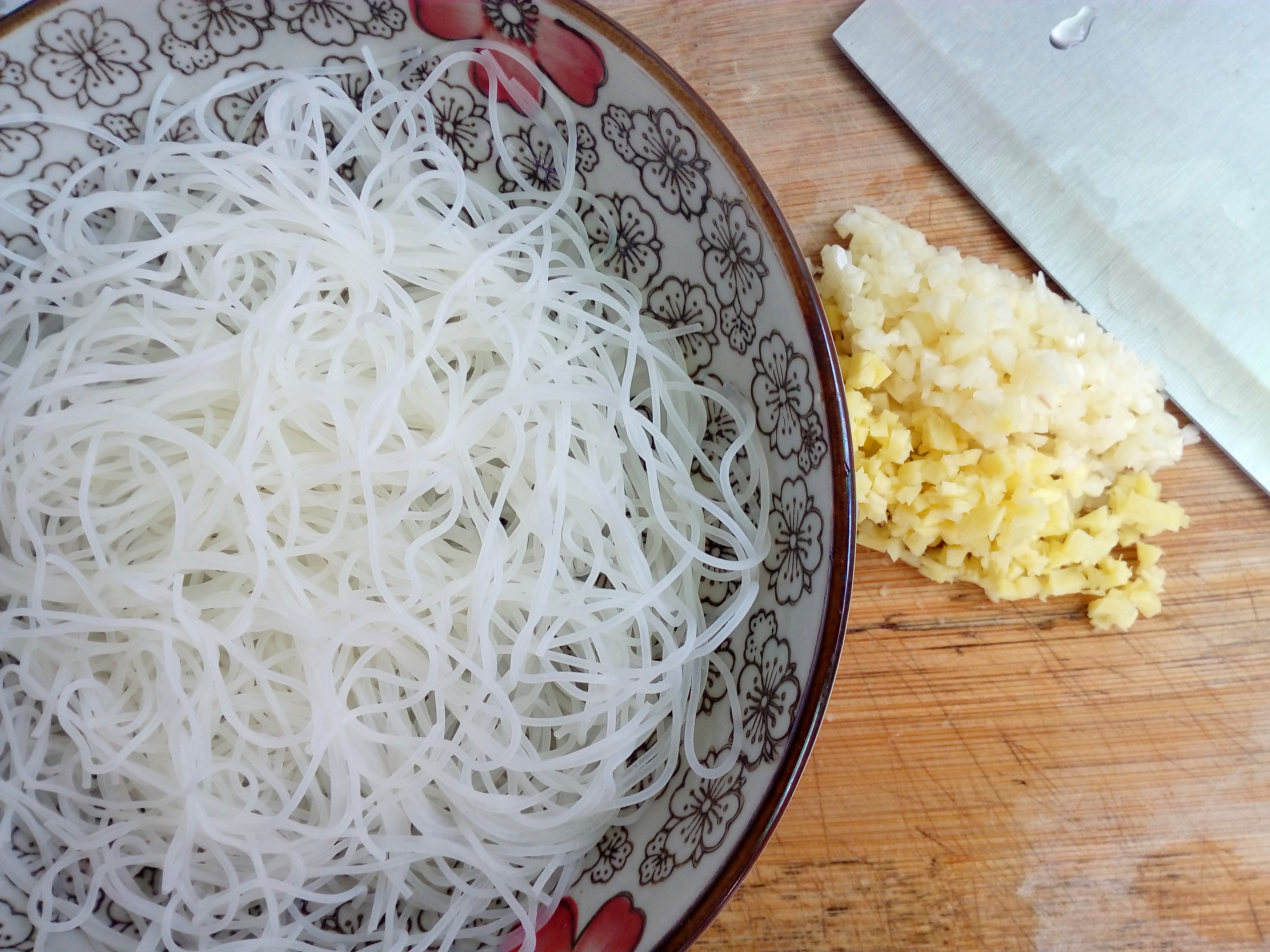 【頭媽廚房85】10分鐘快手菜——蒜蓉粉絲蒸大蝦的做法 步骤1
