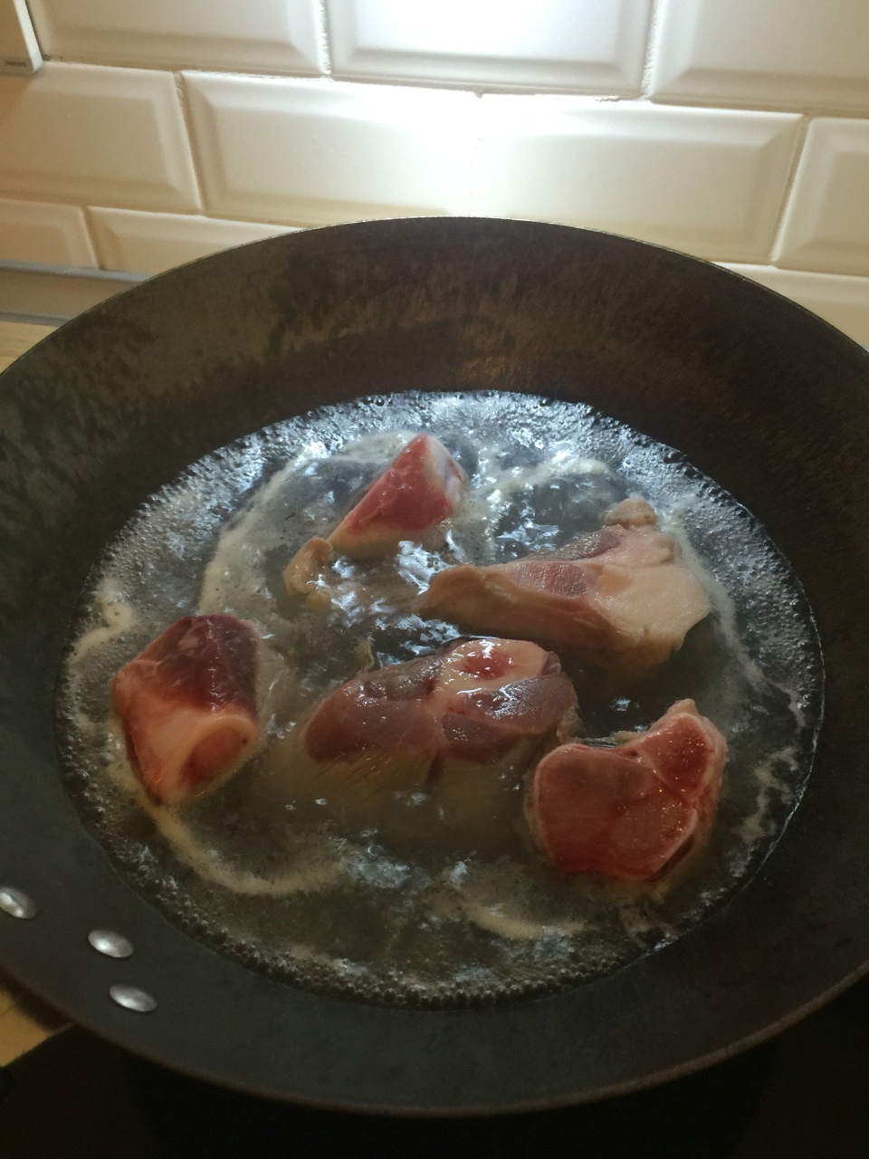 炖豬骨湯的做法 步骤2