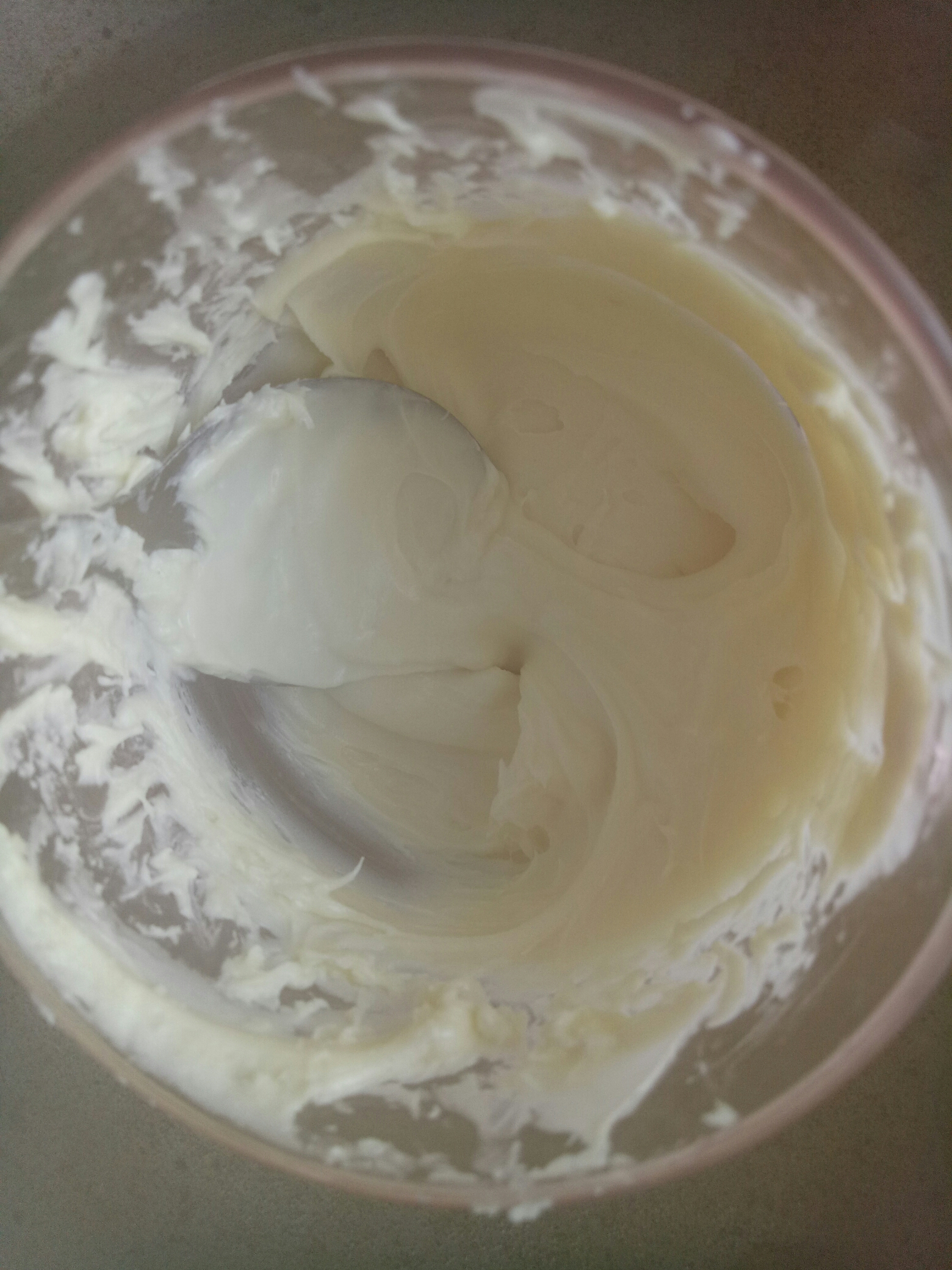 酸奶白巧醬心蛋糕的做法 步骤2