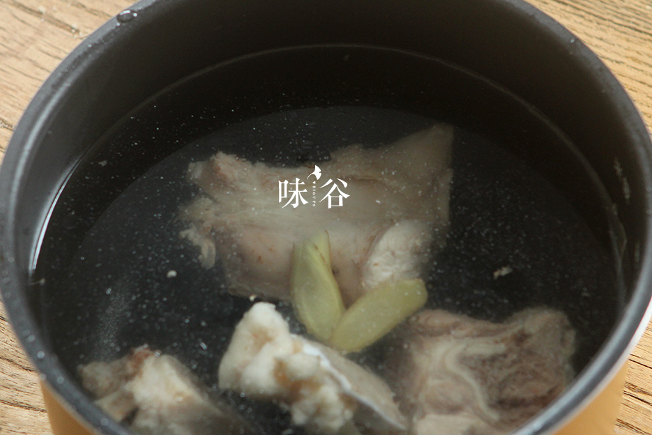 棒骨菌菇湯的做法 步骤3