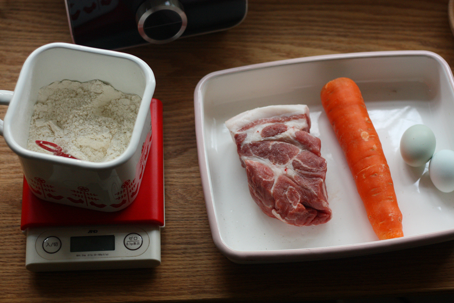 紅蘿卜豬肉餡餅--松下食品加工器的做法 步骤1