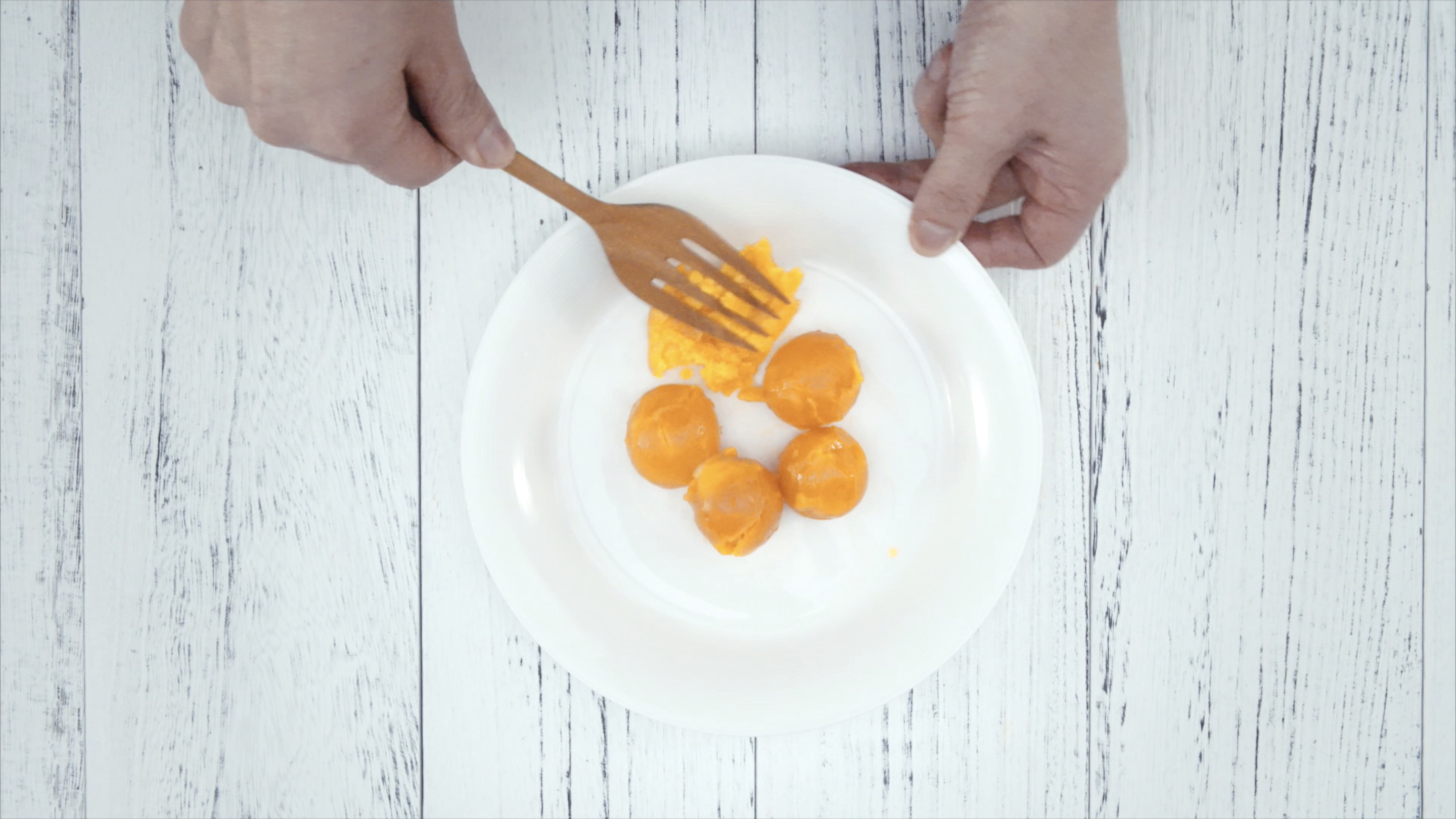 咸蛋黃焗南瓜，黃金好搭檔！的做法 步骤1