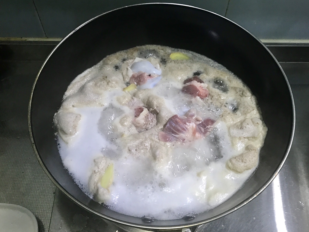 筒子骨煨藕湯的做法 步骤2