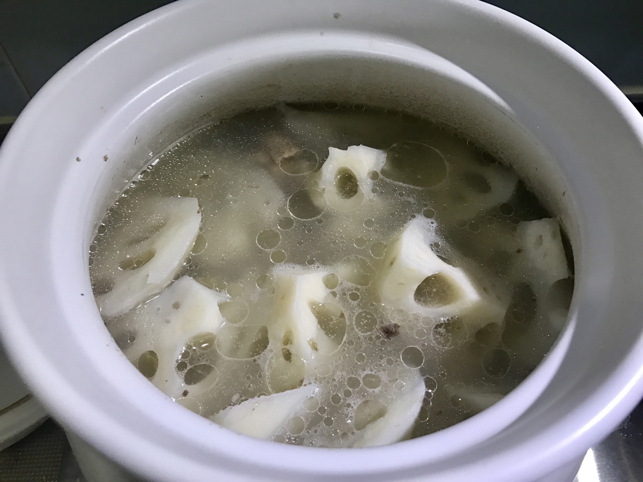 筒子骨煨藕湯的做法 步骤5