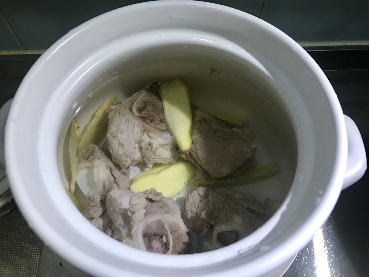 筒子骨煨藕湯的做法 步骤4
