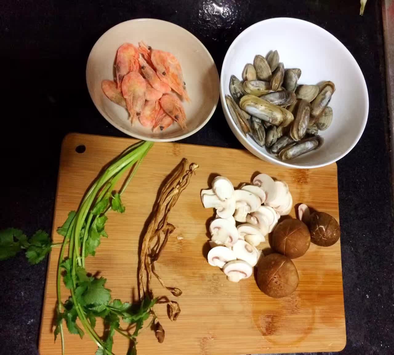 菌菇蛤蜊粥的做法 步骤1