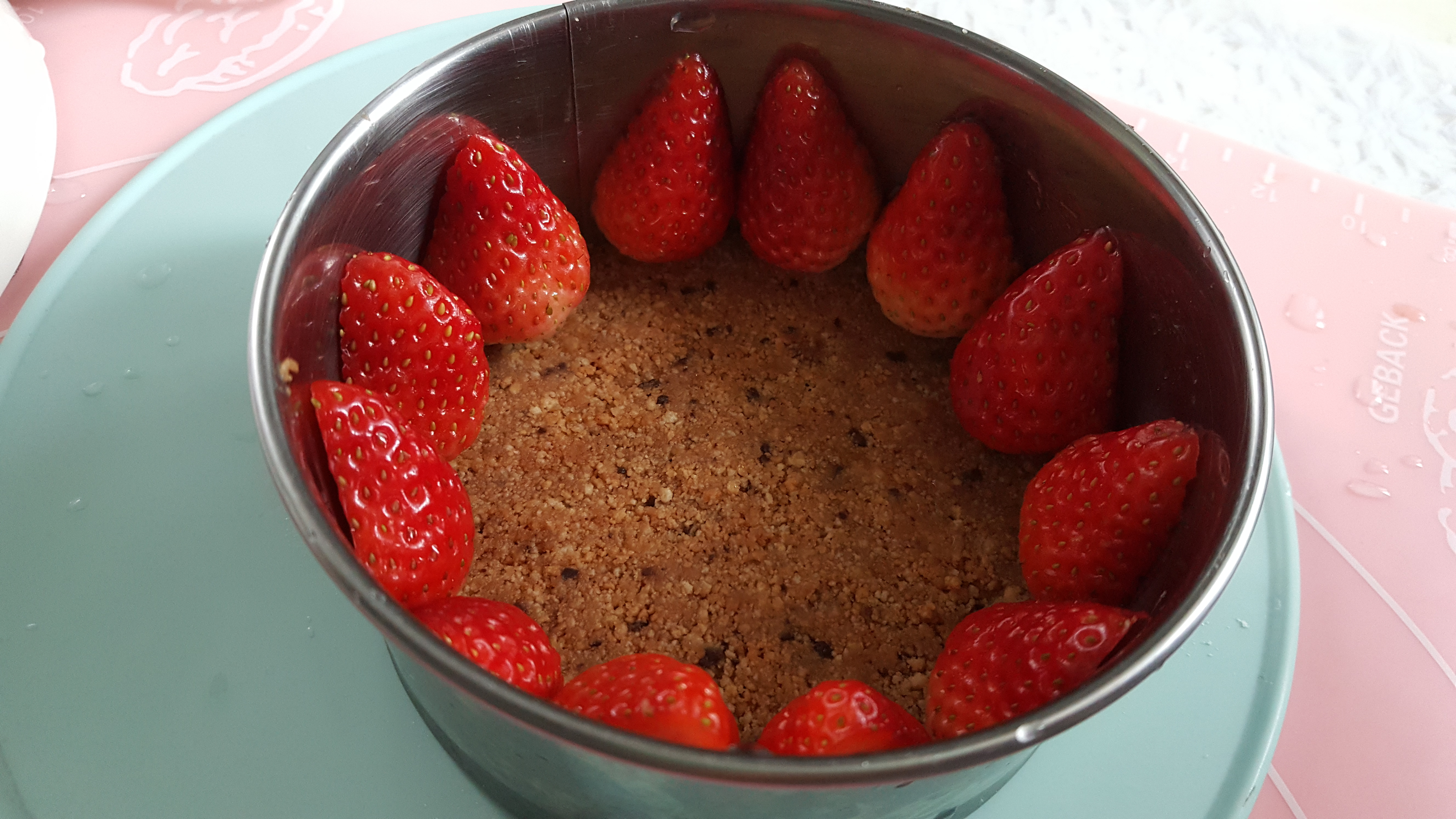 酸甜清爽之草莓慕斯蛋糕的做法 步骤3