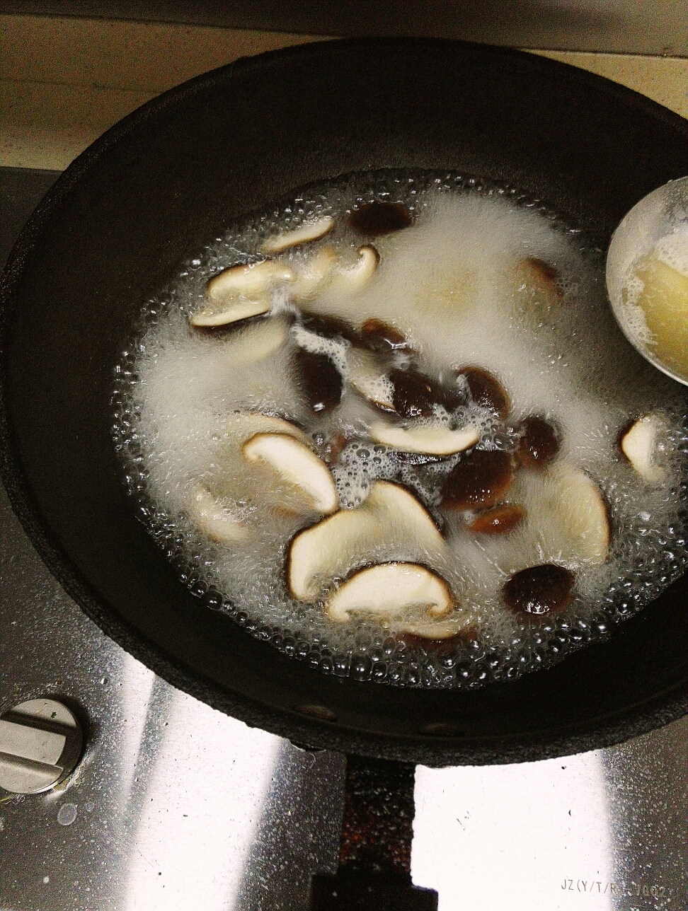油燜冬筍香菇的做法 步骤4