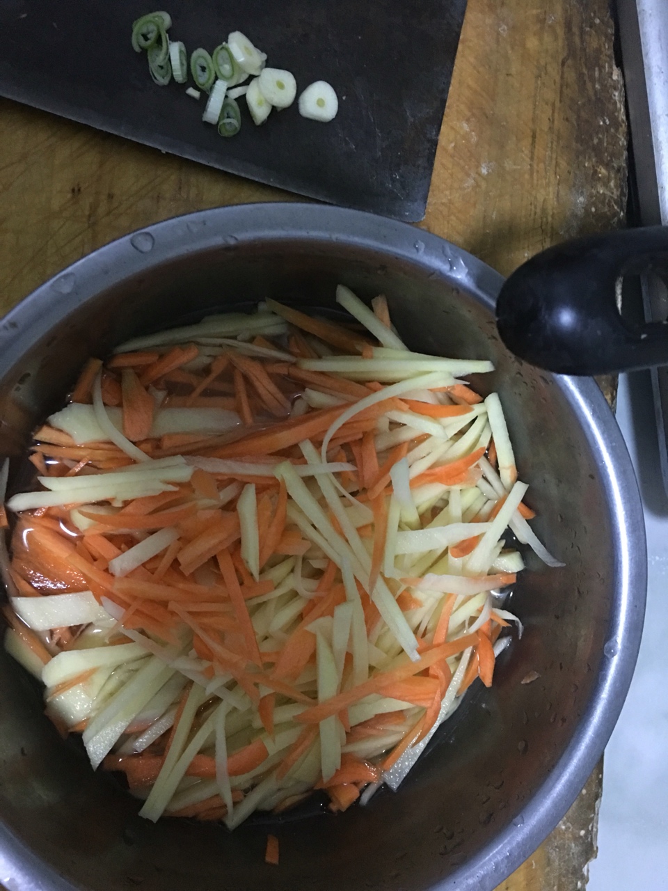 冷盤，土豆絲，胡蘿卜絲的做法 步骤1