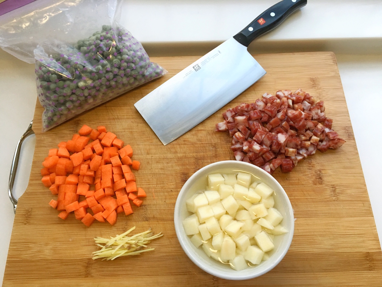 鑄鐵鍋版土豆香腸燜飯的做法 步骤1