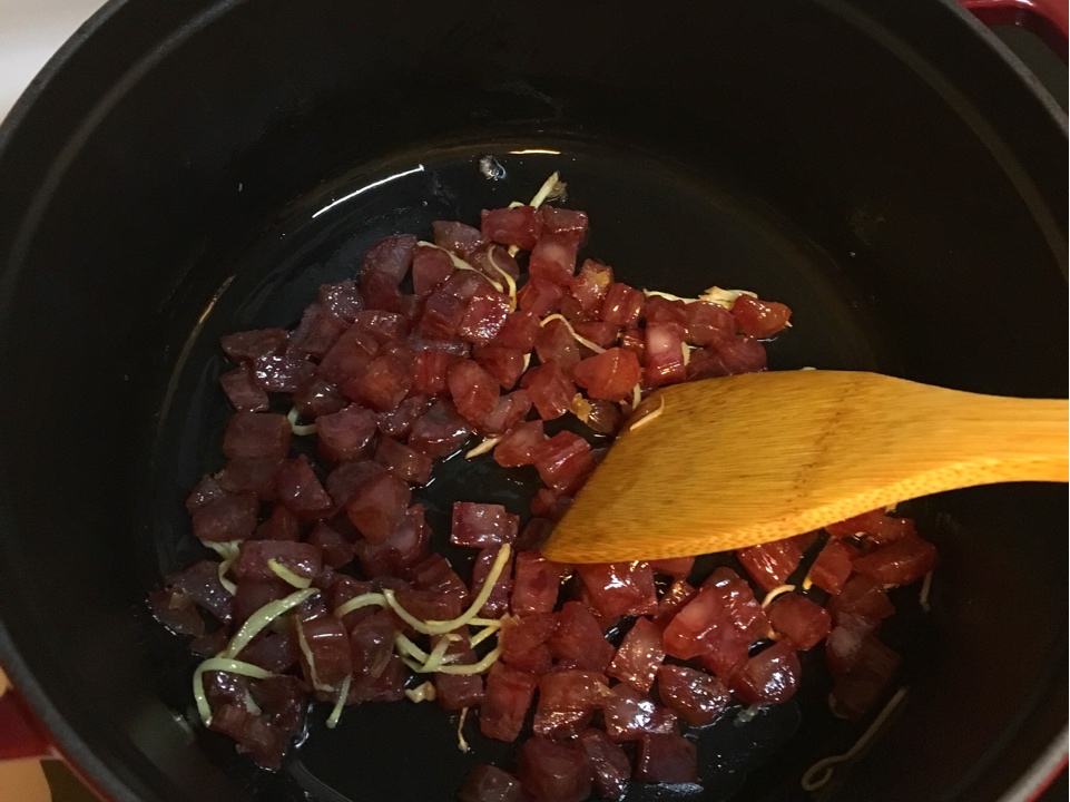鑄鐵鍋版土豆香腸燜飯的做法 步骤3
