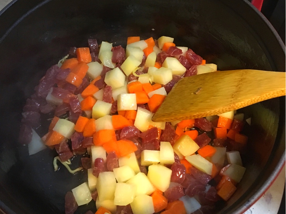 鑄鐵鍋版土豆香腸燜飯的做法 步骤4