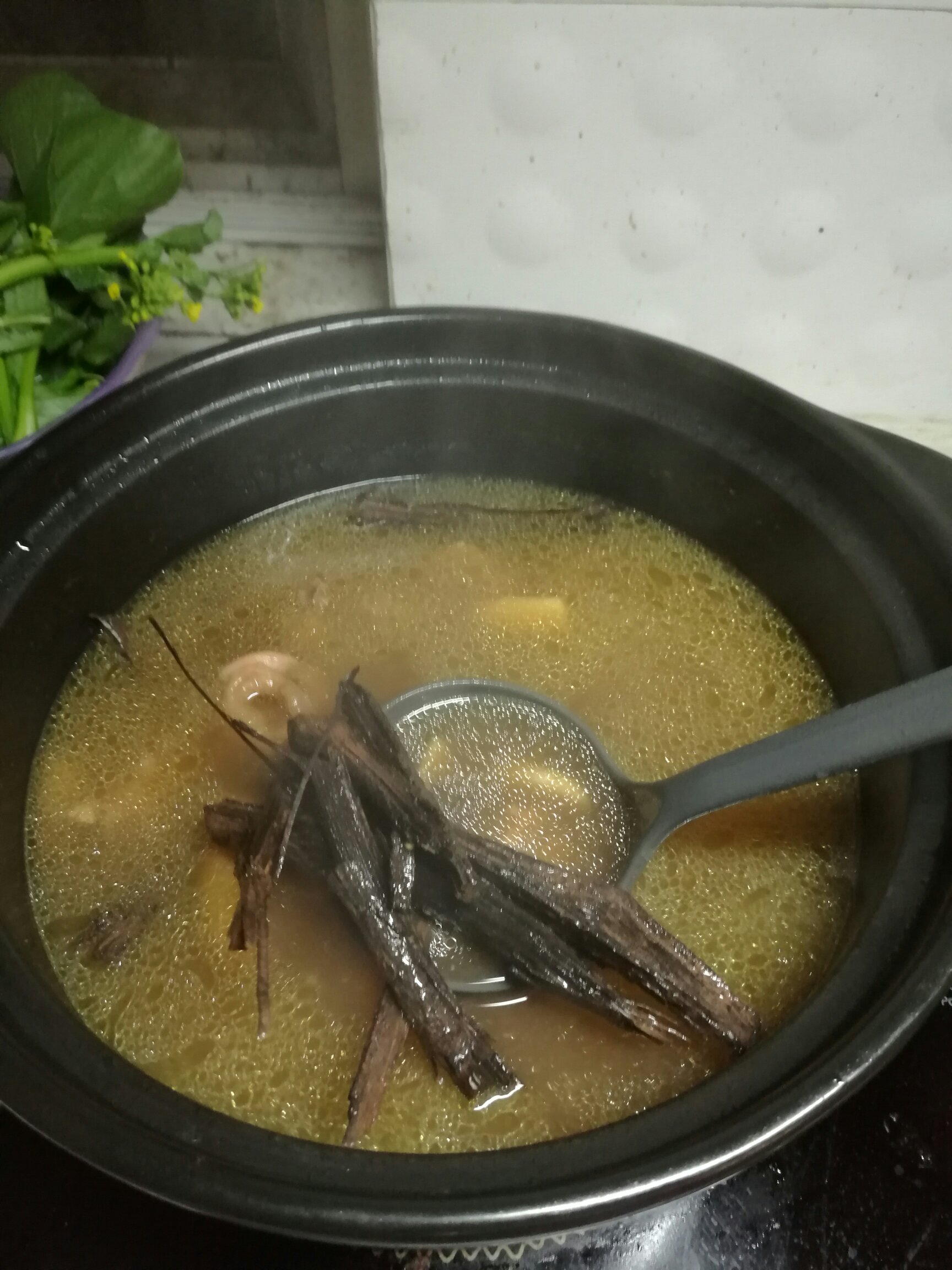 胡椒根煲老母雞的做法 步骤2