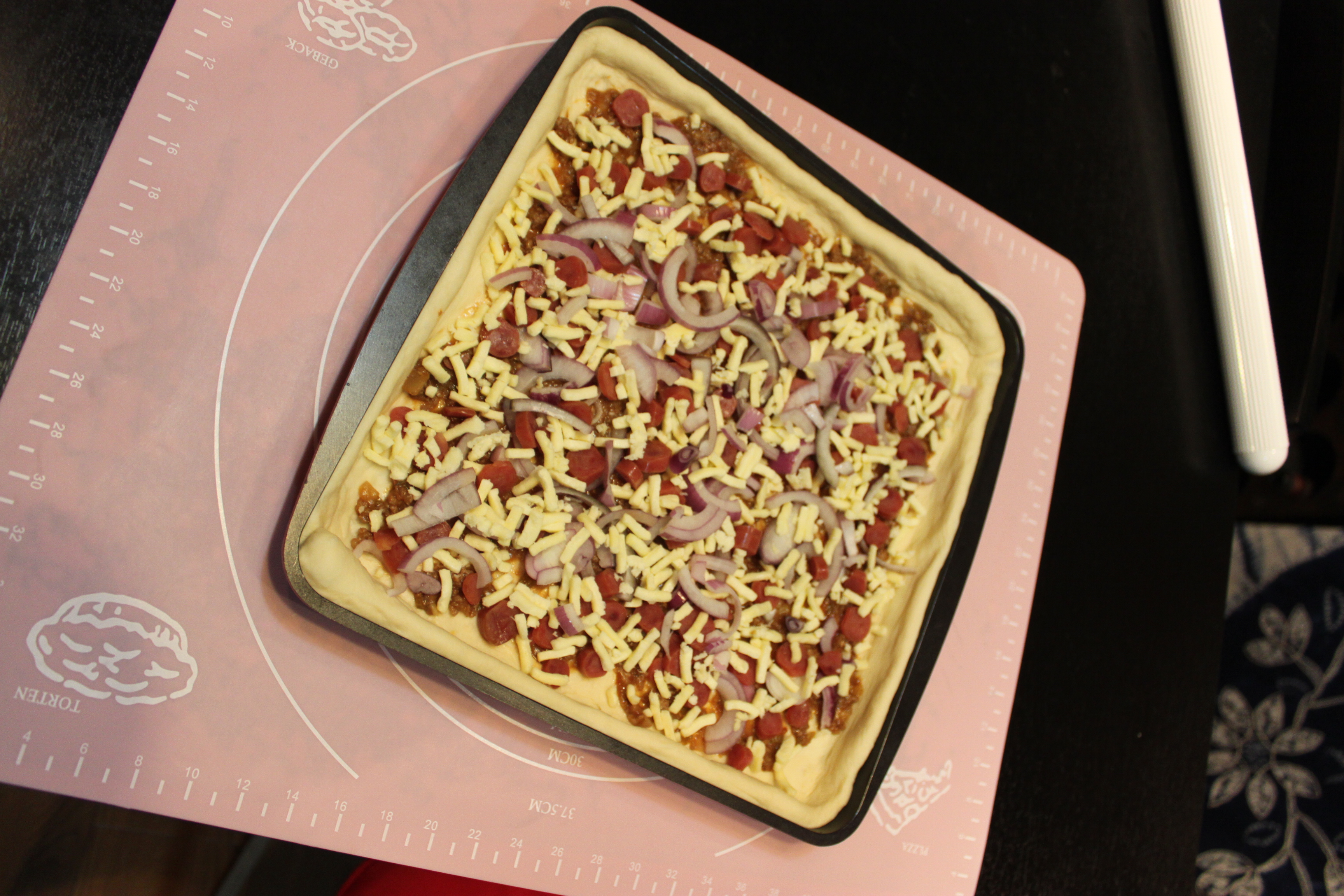 個性披薩--臘腸方形披薩的做法 步骤3