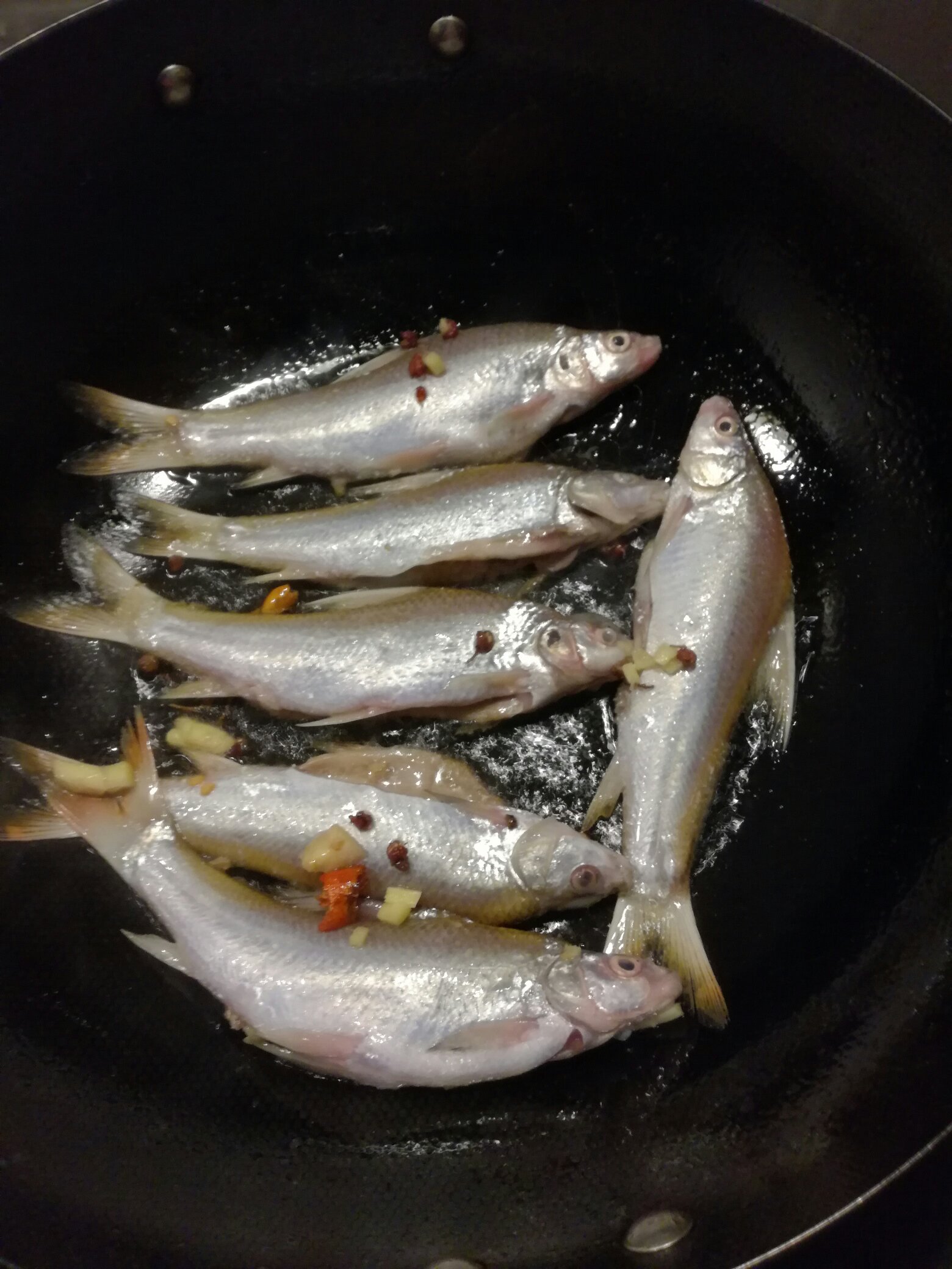 油煎腌制刁子魚的做法 步骤2