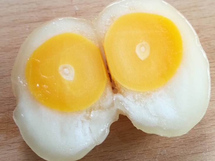 無油版一個雞蛋兩個煎蛋的做法 步骤3