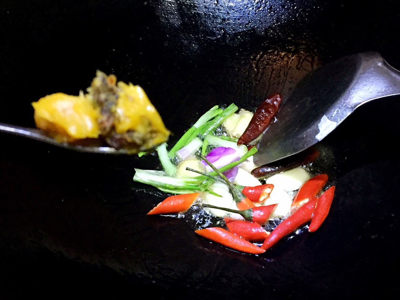 干鍋香辣蟹-大閘蟹的各種吃法的做法 步骤4