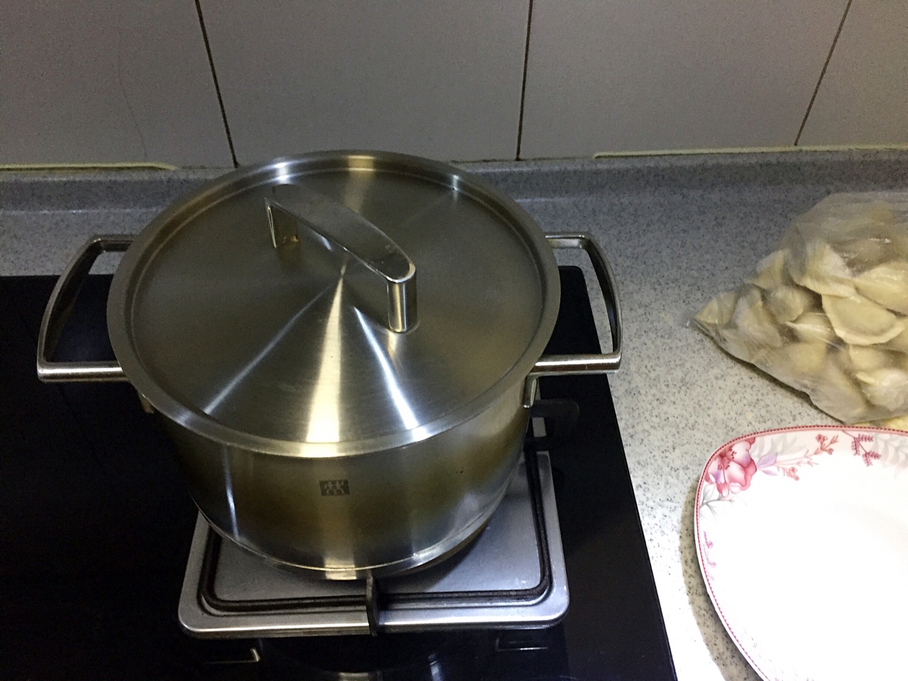 煮速凍餃子不破的小妙招的做法 步骤1