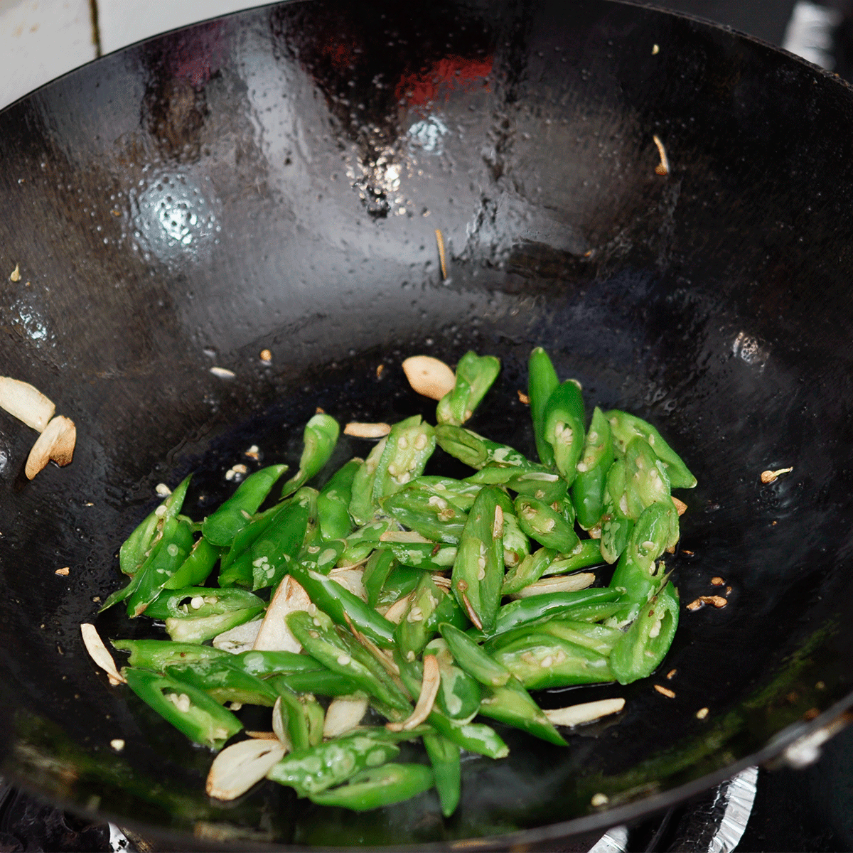 青椒炒鹵豆腐干的做法 步骤2