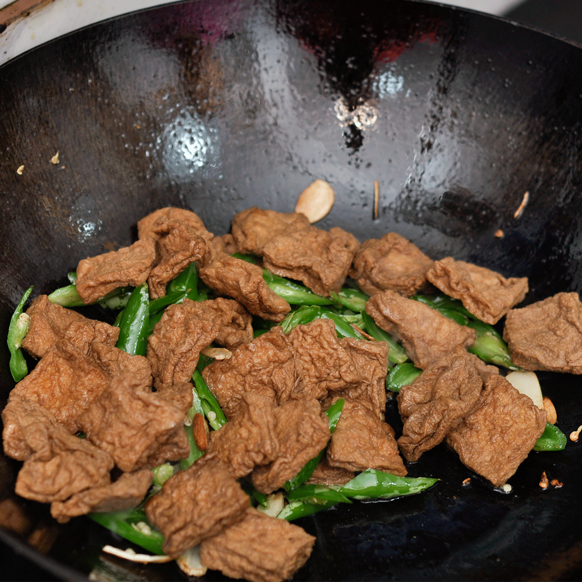 青椒炒鹵豆腐干的做法 步骤3