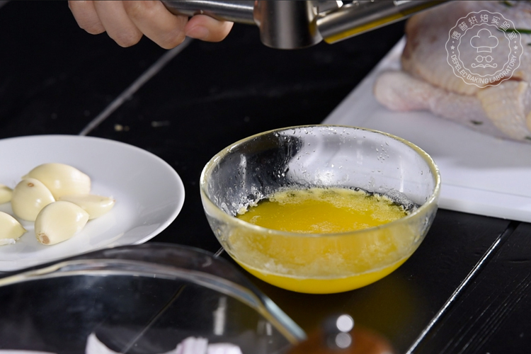 視頻食譜—香蒜黃油烤雞的做法 步骤5