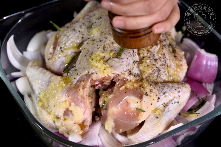 視頻食譜—香蒜黃油烤雞的做法 步骤6