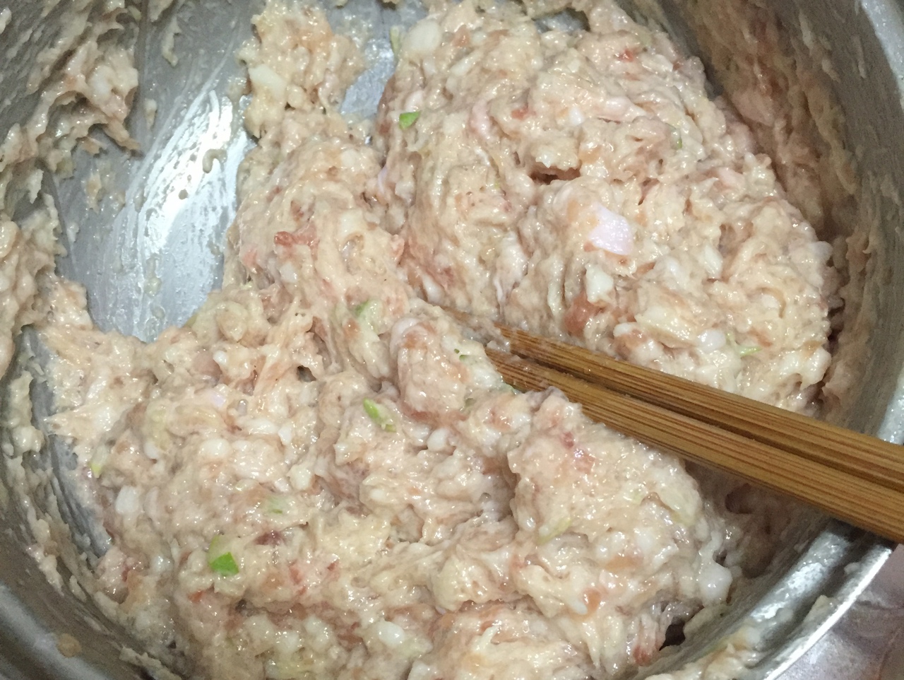 韭菜豬肉餃子的做法 步骤2