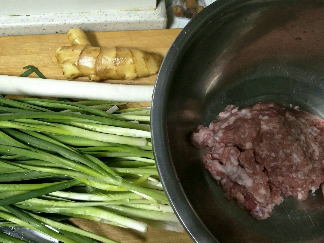 豬肉韭菜餡餃子的做法 步骤1