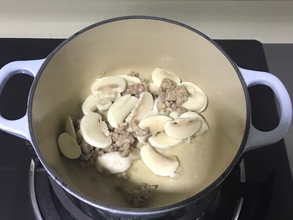 低脂奶油蘑菇濃湯的做法 步骤3