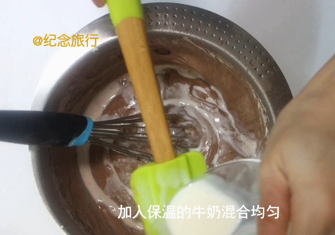 入口即化的美味可可海綿樹樁蛋糕附視頻的做法 步骤8