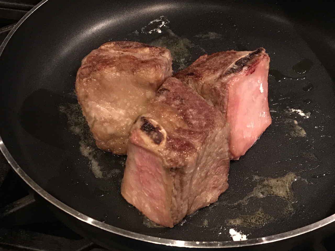 鑄鐵鍋下烤箱的冬日肉宴- beef short ribs 慢炖牛小排的做法 步骤2