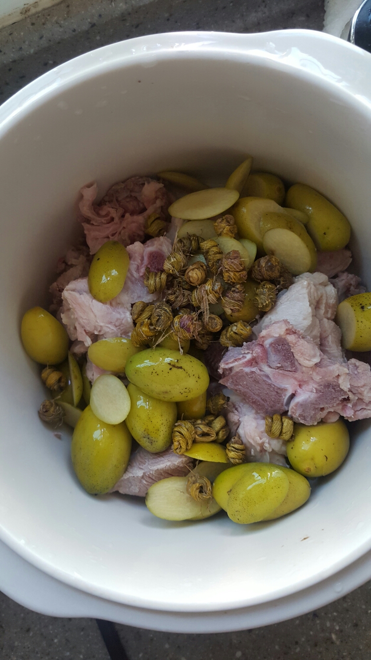 青橄欖鐵皮石斛炖豬骨湯的做法 步骤1