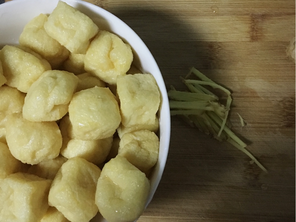黃豆芽炒油豆腐果的做法 步骤1