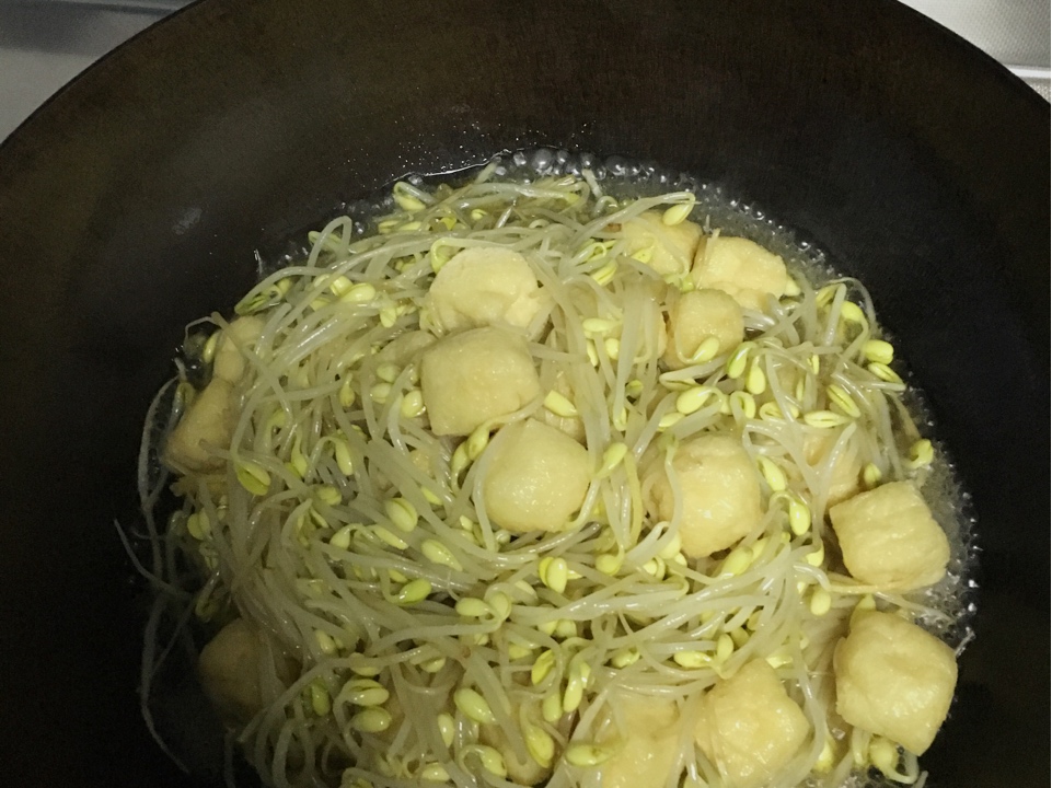 黃豆芽炒油豆腐果的做法 步骤3