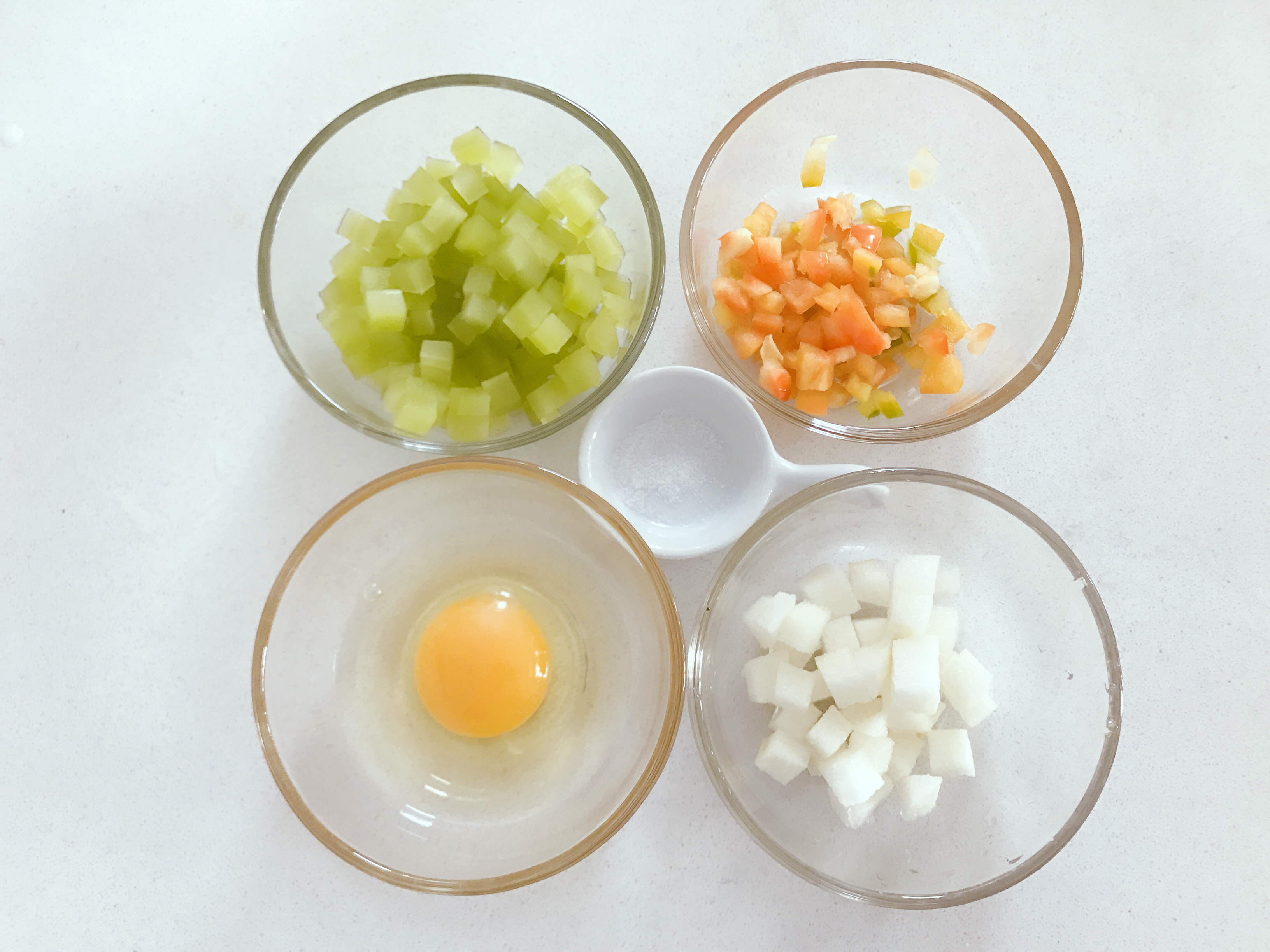寶寶輔食︰萵筍梨炒蛋—冬日小清新，10分鐘快手菜，促進消化，增進食欲！12M+的做法 步骤1