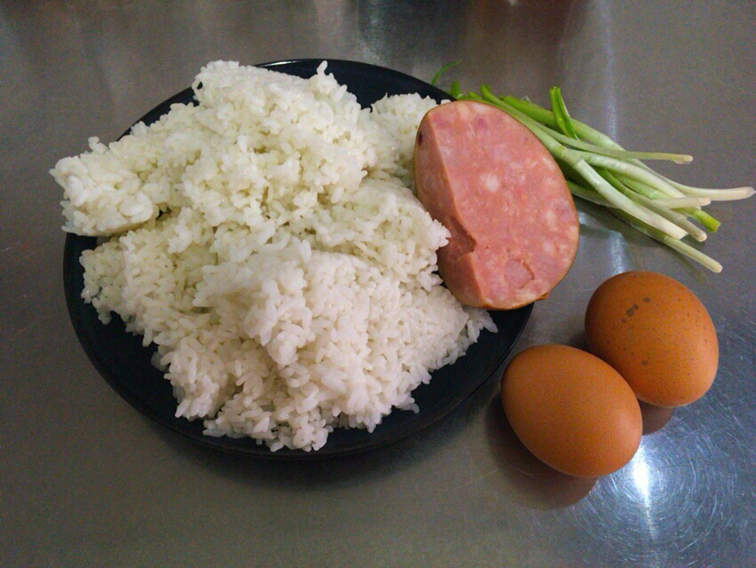 詳細介紹，香腸雞蛋炒飯的做法 步骤1