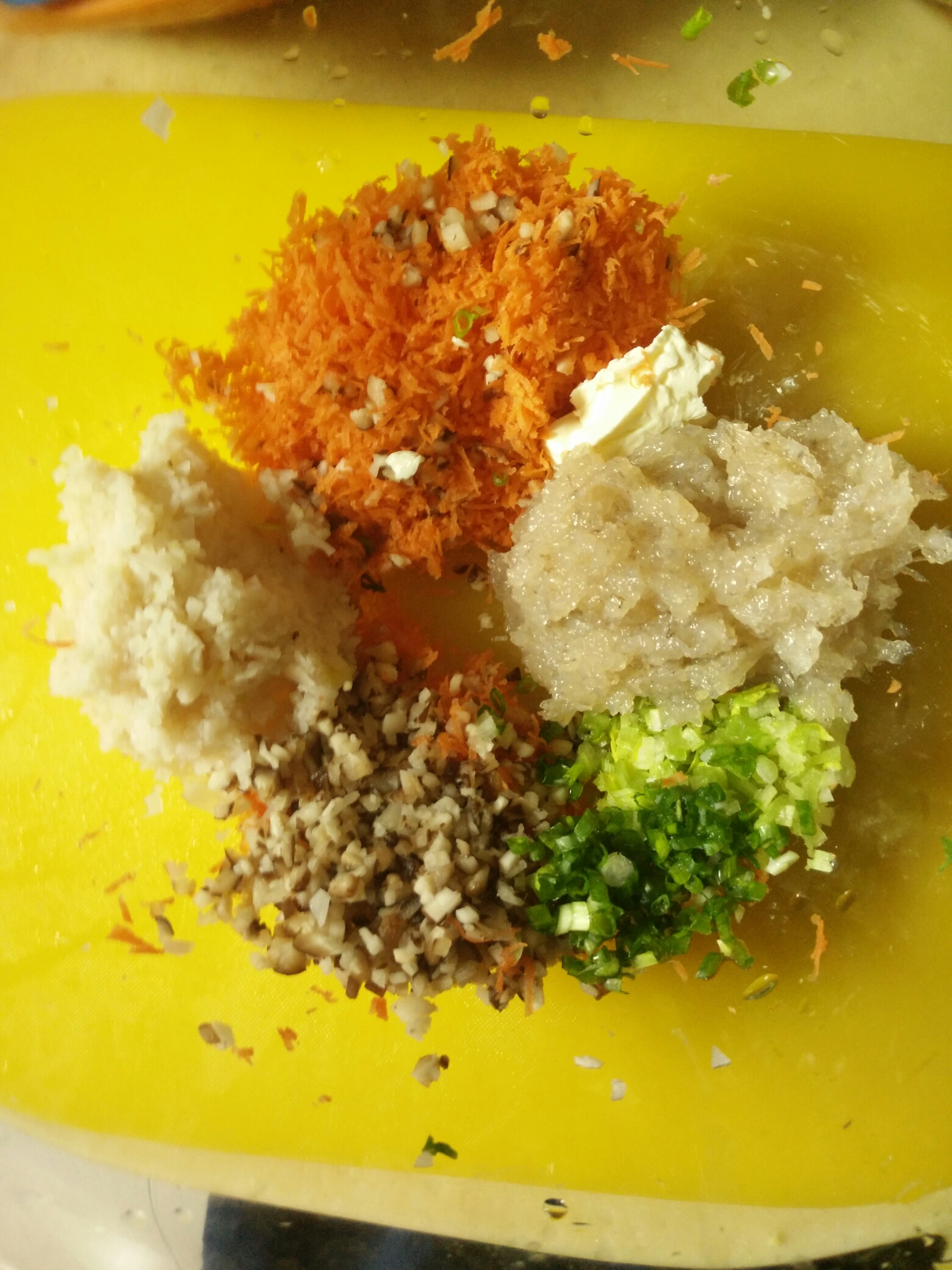 嬰兒輔食:鮮蝦香菇蔬菜餃+kiri乳酪的做法 步骤2