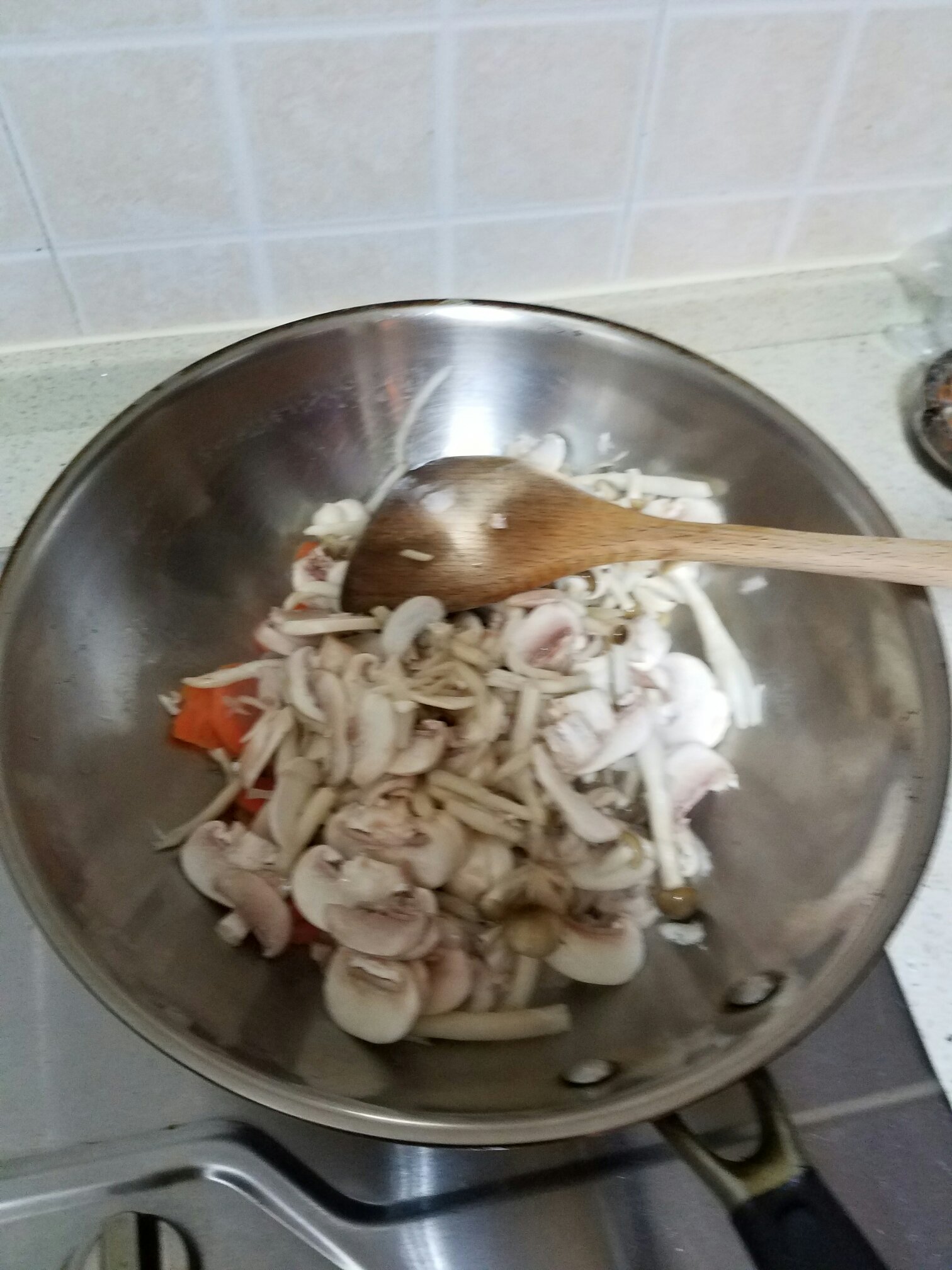 減肥餐 雙菇炒胡蘿卜的做法 步骤4