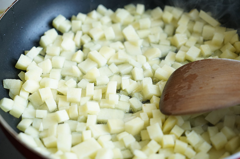 一道怎麼做都好吃的干煎土豆雞丁（紅燒，咖喱，椒鹽，孜然）的做法 步骤5