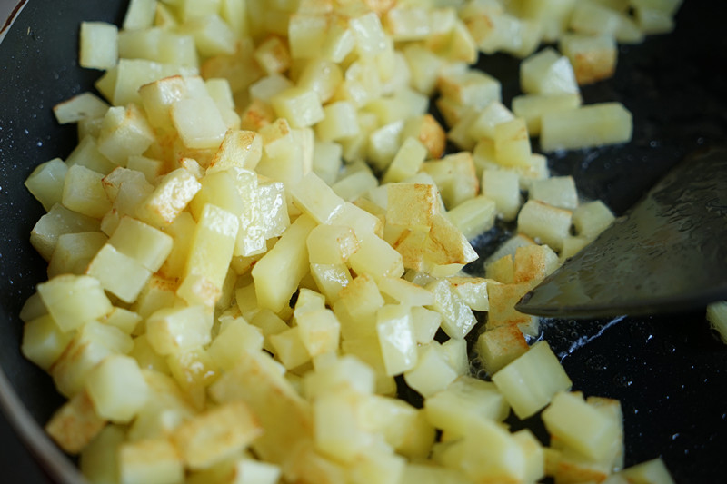 一道怎麼做都好吃的干煎土豆雞丁（紅燒，咖喱，椒鹽，孜然）的做法 步骤6