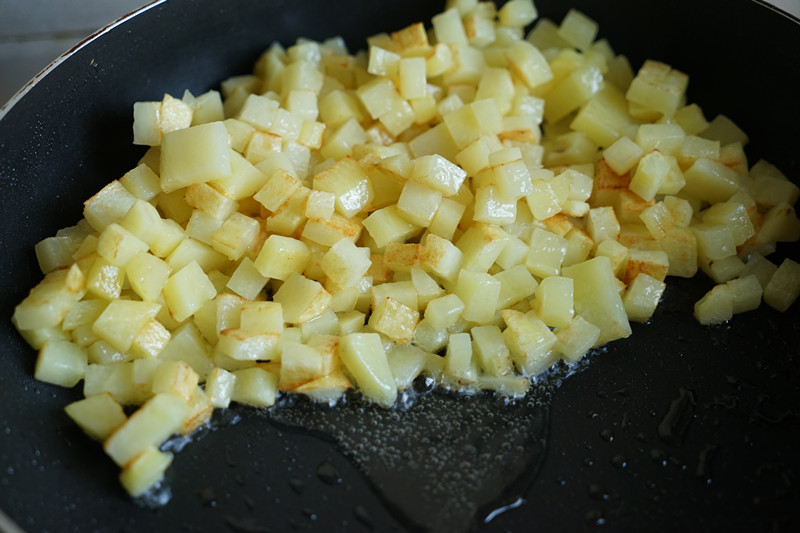一道怎麼做都好吃的干煎土豆雞丁（紅燒，咖喱，椒鹽，孜然）的做法 步骤7